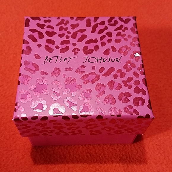 NIB.  Betsey Johnson Cat Lovers Earrings - Picture 4 of 4